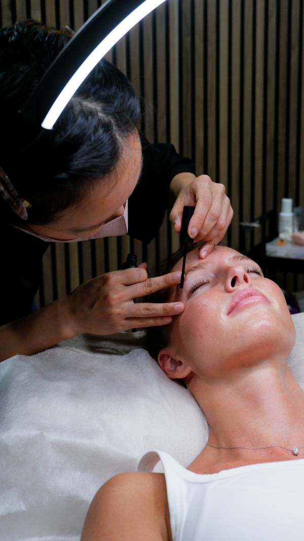 beauty salon london - lash lift eyebrow tint - lash lift and tint eyelash extensions - eyebrow threading london - waxing london - facial hair removal - lash lift - brow lift - brow waxing